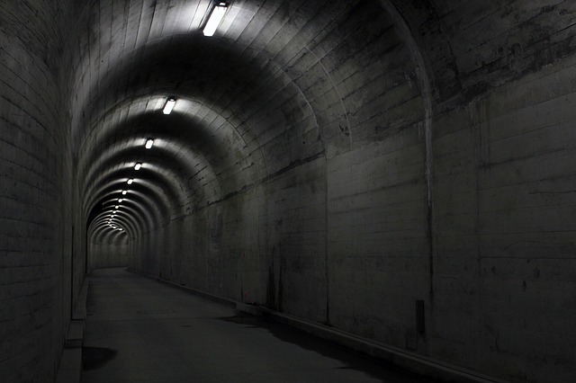 zářivky v tunelu