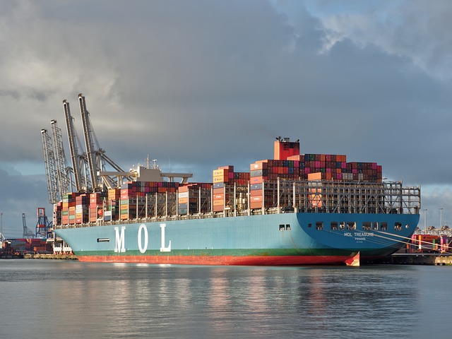 plavba lodi s ocelovými boxy